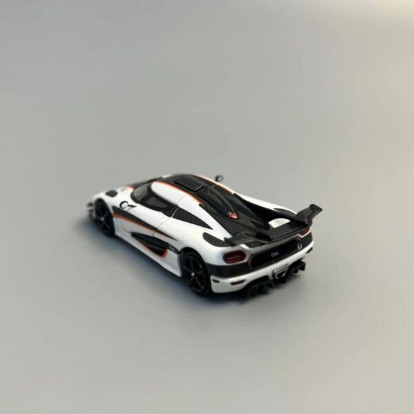 Flame Model Koenigsegg One1 White with Carbon Black